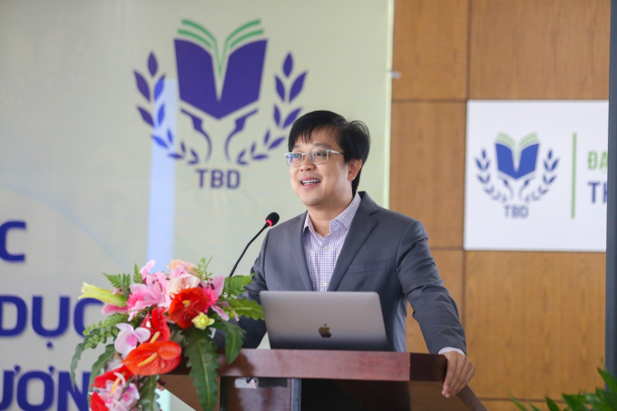 Ông Phạm Quốc Lộc – Phó Hiệu trưởng nhà trường phát biểu tại buổi lễ.