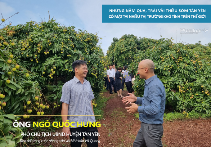 Ông Ngô Quốc Hưng - Phó Chủ tịch UBND huyện Tân Yên (bên trái) trao đổi với nhà báo Vũ Quang về tình hình sản xuất, tiêu thụ vải thiều trên địa bàn.