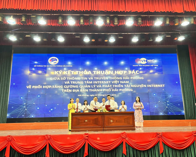 Đại diện Trung tâm Internet Việt Nam và Sở Thông tin và truyền thông Hải Phòng ký kết hợp tác.