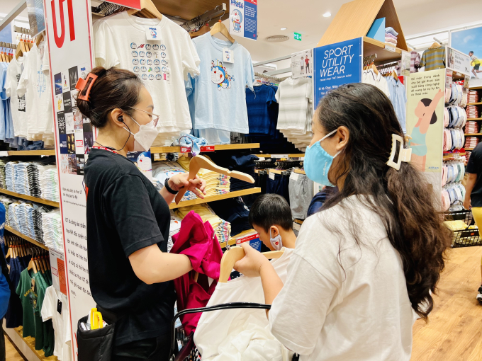 Nhân viên UNIQLO Aeon Mall Hải Phòng Lê Chân tận tình đón tiếp, chăm sóc khách hàng ngay từ khi cửa hàng chính thức khai trương.