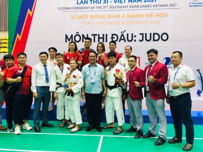 Ông Nguyễn Mạnh Hùng, ủy viên Thường vụ Ủy ban Olympic Việt Nam, Chủ tịch Liên đoàn Judo Việt Nam và các VĐV giành HCV.