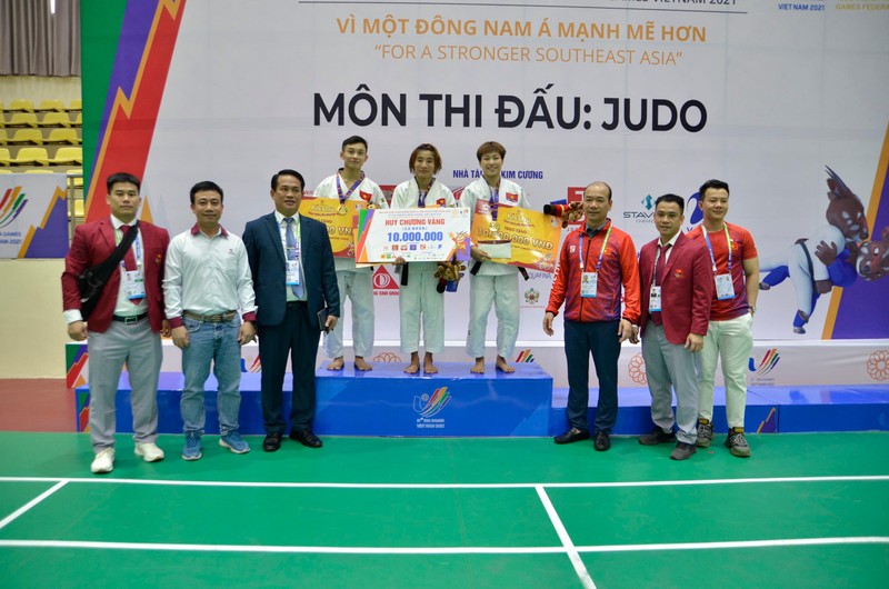 Đại diện nhà tài trợ cùng Chủ tịch Liên đoàn Judo Việt Nam Nguyễn Mạnh Hùng trao thưởng cho VĐV.