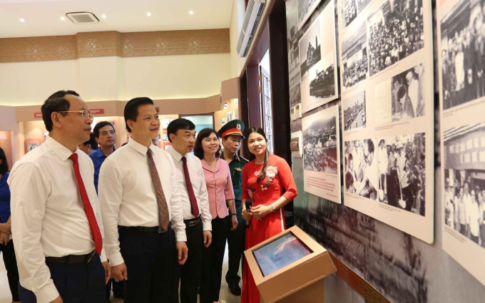 Các đồng chí lãnh đạo tỉnh thăm Nhà trưng bày thân thế, sự nghiệp đồng chí Hoàng Quốc Việt.