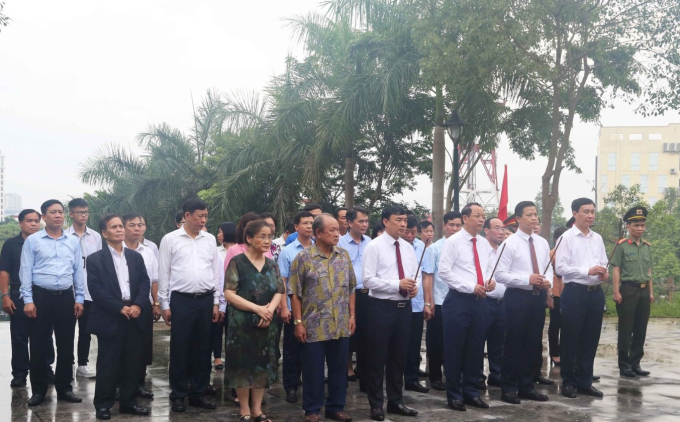 Đoàn đại biểu dâng hương tưởng niệm tại tượng đài đồng chí Hoàng Quốc Việt.