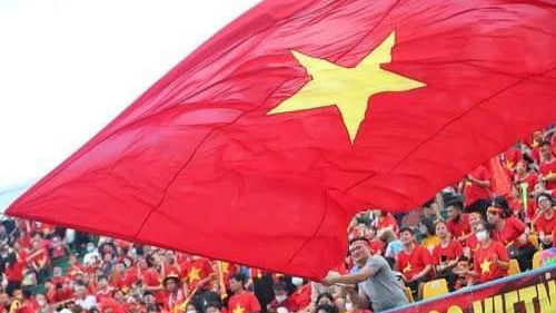 Còn mãi những hình ảnh cờ Tổ quốc, những sân vận động ngợp sắc đỏ trong tim không chỉ người Việt Nam.