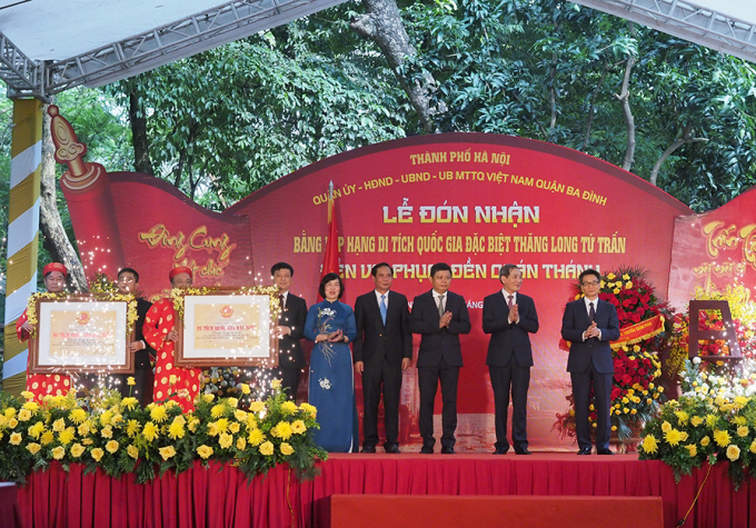Ủy viên Trung ương Đảng, Phó Thủ tướng Chính phủ Vũ Đức Đam - (ngoài cùng bên phải) trao bằng Di tích quốc gia đặc biệt Thăng Long Tứ Trấn - đền Voi Phục và đền Quán Thánh.