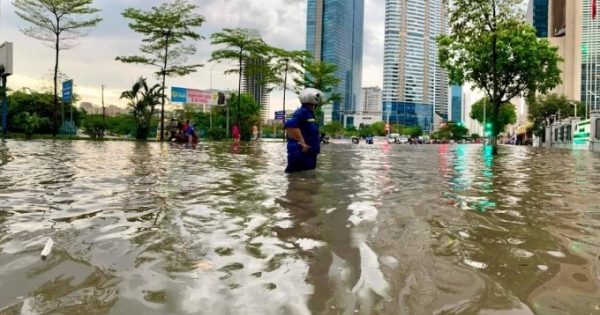 Hà Nội "ngõ nhỏ phố nhỏ thành sông" sau trận mưa lớn