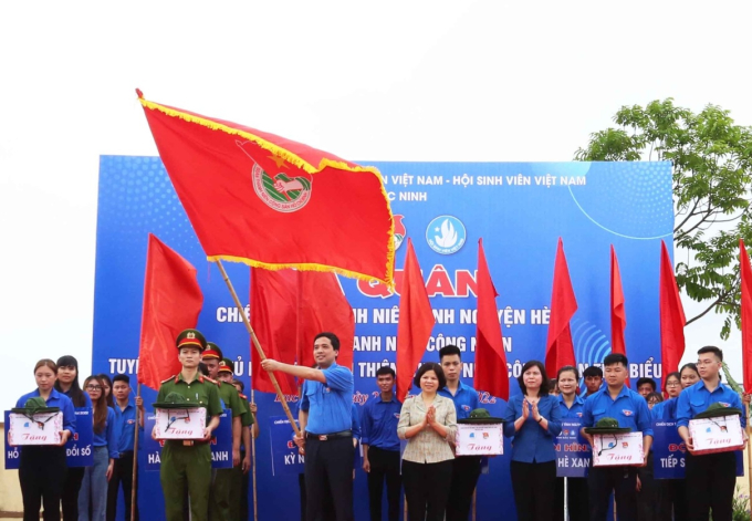 Chủ tịch UBND tỉnh Nguyễn Hương Giang trao cờ chỉ huy Chiến dịch cho Bí thư Tỉnh Đoàn Nguyễn Đức Sâm.