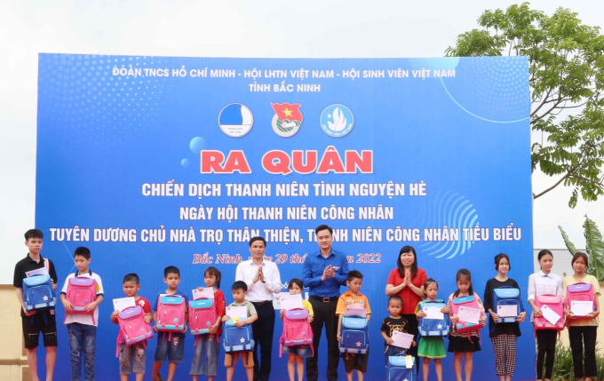 Trẻ em có hoàn cảnh khó khăn tại xã Đại Đồng được nhận quà tại Chương trình.