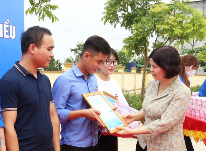 Chủ tịch UBND tỉnh Nguyễn Hương Giang trao chứng nhận cho các chủ nhà trọ thân thiện.