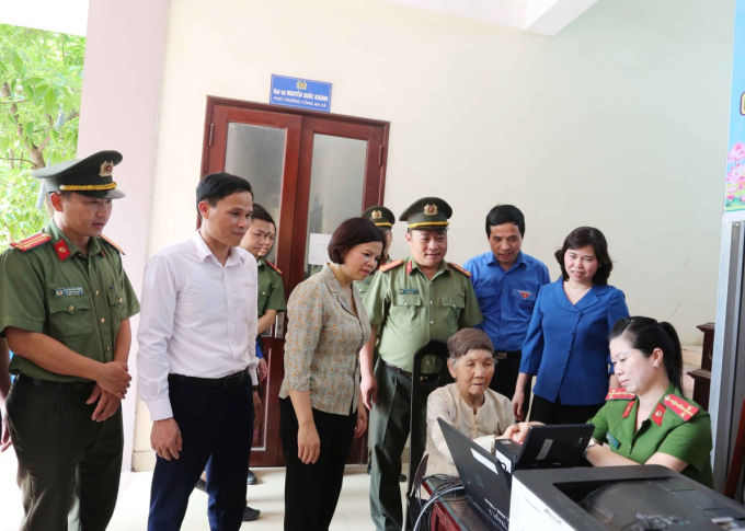 Các đồng chí lãnh đạo thăm, động viên cán bộ, nhân dân đang làm căn cước công dân tại xã Đại Đồng.