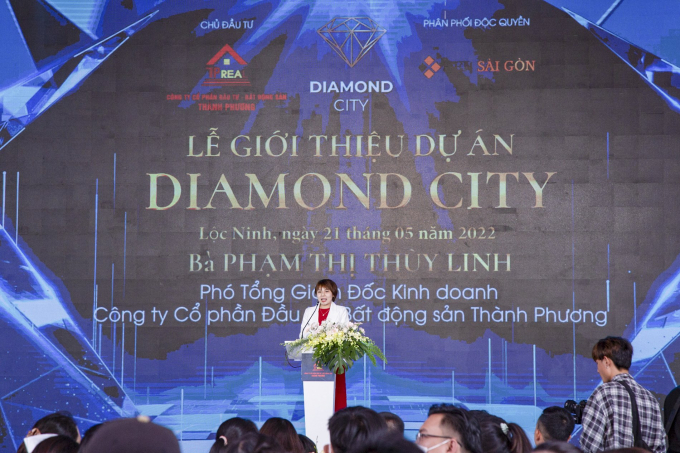 Bà Phạm Thị Thùy Linh - Phó Tổng Giám đốc Kinh doanh Công ty Cổ phần Đầu tư Bất động sản Thành Phương phát biểu tại sự kiện giới thiệu dự án Diamond City.