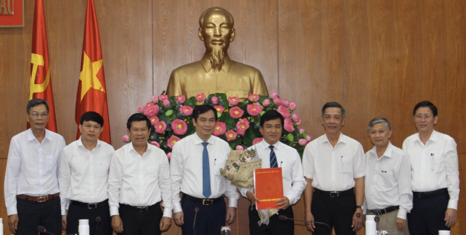 Lãnh đạo Ban Tuyên giáo Trung ương và lãnh đạo tỉnh Bà Rịa – Vũng Tàu tặng hoa chúc mừng