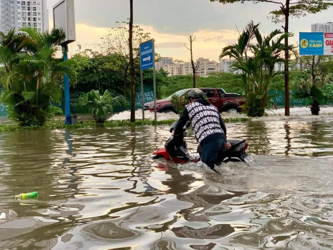 Nhiều tuyến phố tại Hà Nội bị ngập úng sau trận mưa vào chiều ngày 29/5.