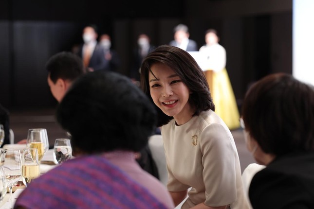 Đệ nhất phu nhân Hàn Quốc Kim Keon-hee nói chuyện với khách dự lễ nhậm chức của Tổng thống Yoon Suk-yeol. (Ảnh: Korea Herald)