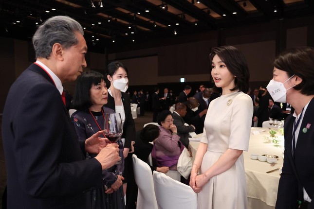Bà Kim Keon-hee nói chuyện với cựu thủ tướng Nhật Bản Yukio Hatoyama trong tiệc mừng nhậm chức của Tổng thống Yoon tại khách sạn Shilla ở Seoul ngày 10/5. (Ảnh: Yonhap)