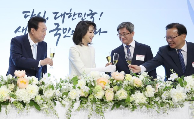 Đệ nhất phu nhân Kim Keon-hee cùng chồng nâng ly với Chánh án Tòa án tối cao Kim Myeong-su và Thủ tướng Kim Bu-gyeom trong lễ nhậm chức ngày 10/5. (Ảnh: Yonhap)