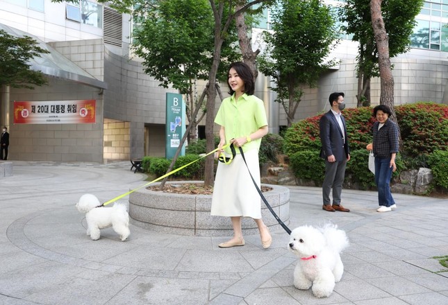 Bà Kim Keon-hee dắt cún cưng trong sân khu nhà riêng ở Seocho-gu, Seoul. (Ảnh: Yonhap)