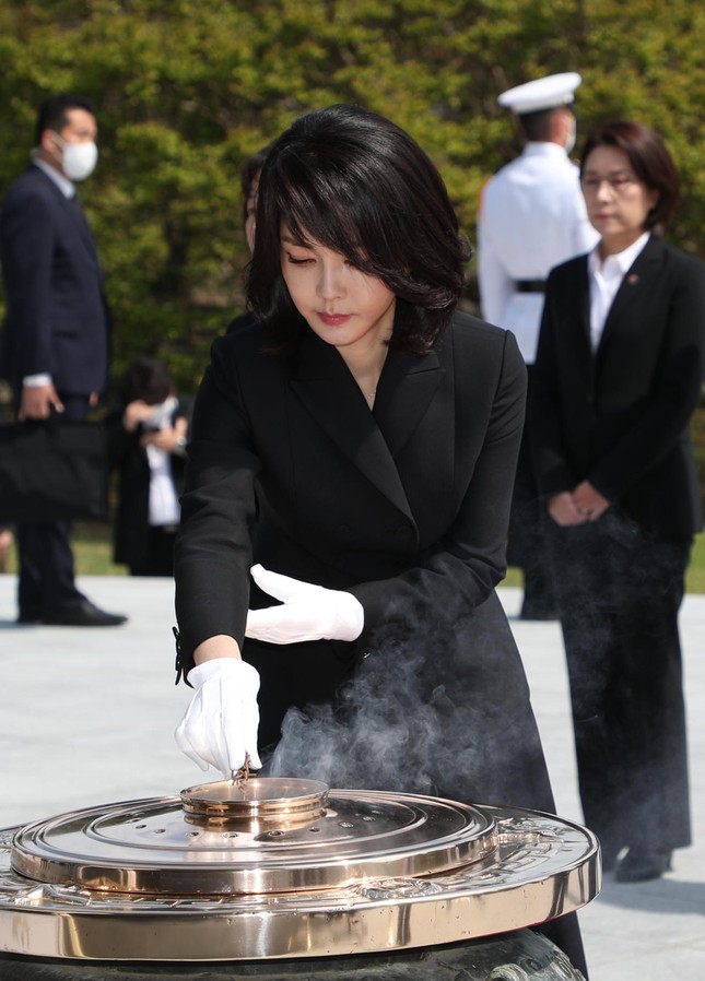 Bà Kim thắp hương ở khu tưởng niệm liệt sĩ ở Seoul trước lễ nhậm chức của Tổng thống Yoon. (Ảnh: Yonhap)