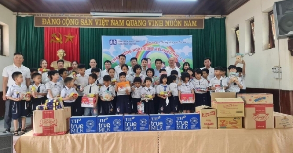 CLB Tennis Báo chí Nghệ An: Tặng quà các em nhỏ Làng trẻ em SOS