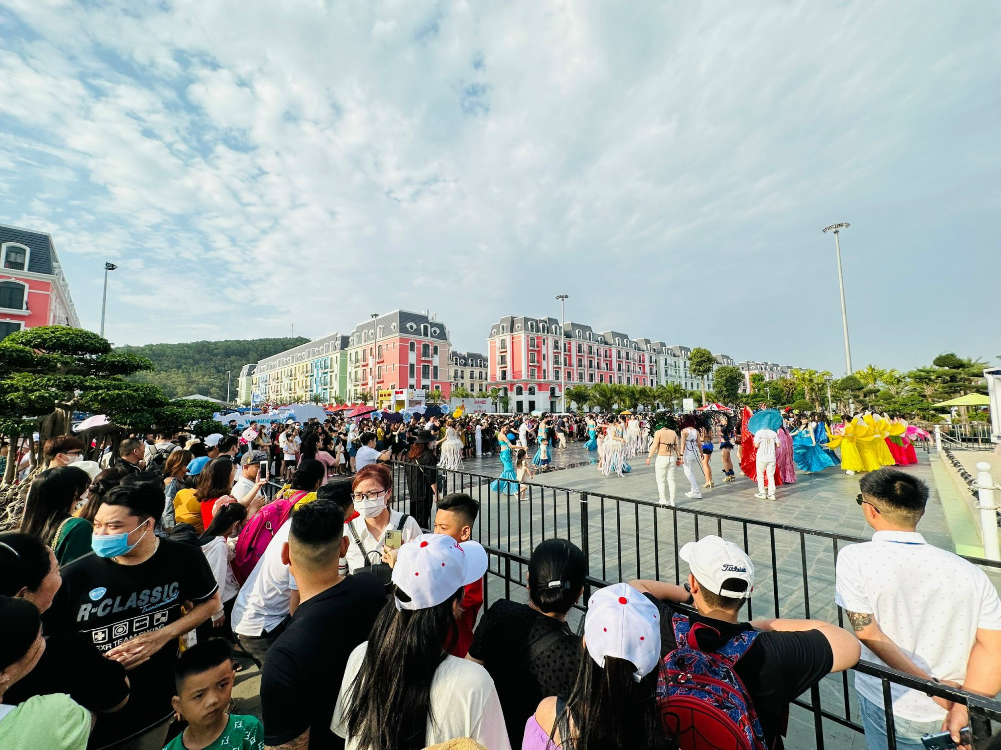 Đông  đảo người dân và du khách xem các nghệ sĩ biểu diễn và diễu hành.