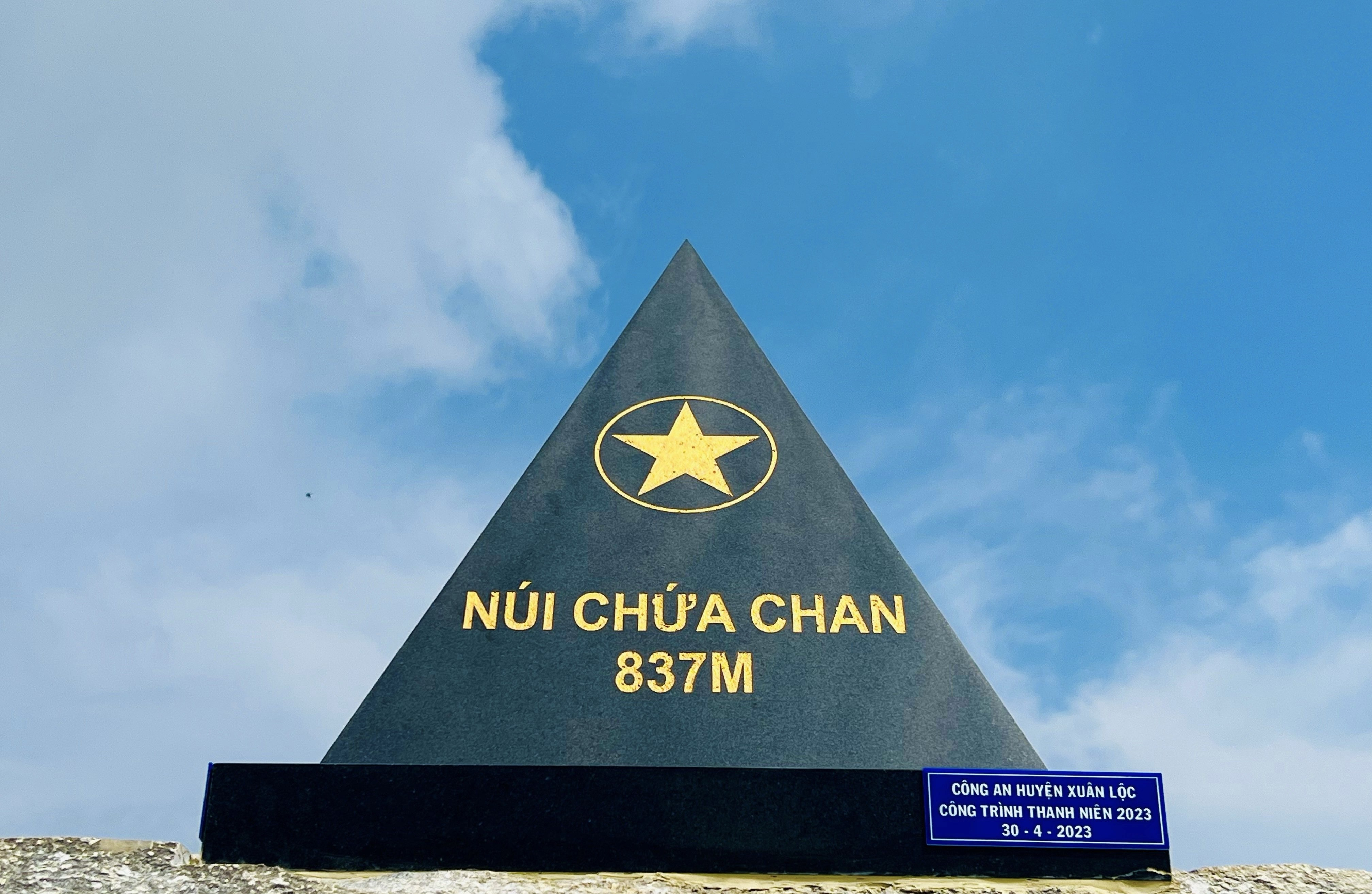 Đỉnh chóp mới của Núi Chứa Chan.