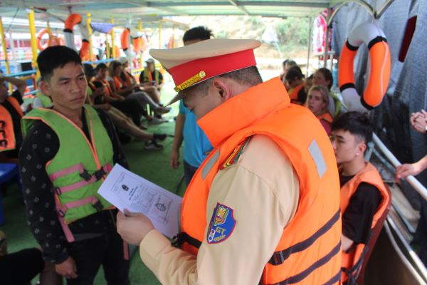 Thiếu tá Trần Thanh Hùng (Phó đội trưởng Đội CSGT-TT Công an huyện Mèo Vạc) kiểm tra hành chính.