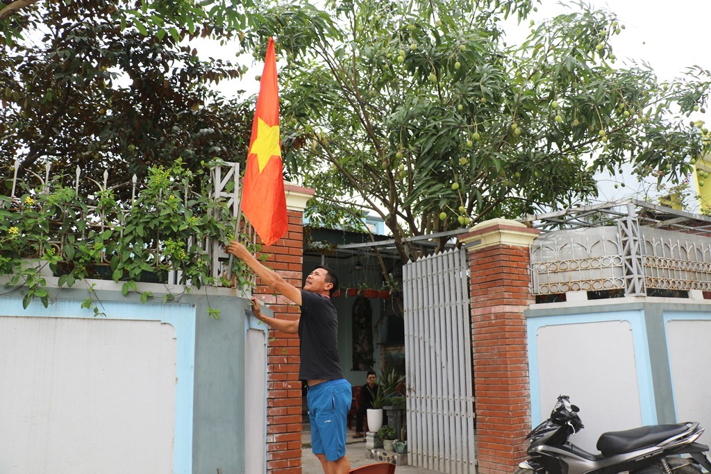 Người dân Giáo xứ Toàn Tân tự hào treo cờ Tổ quốc