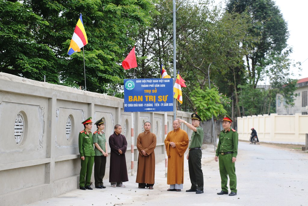 Công an thành phố Sầm Sơn tích cực vận động truyên truyền các cơ sở tôn giáo trên địa bàn treo