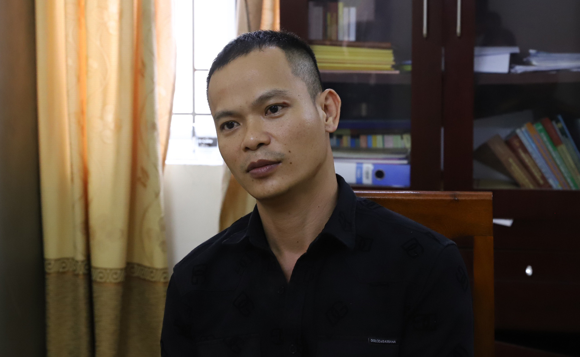 Đối tượng Nguyễn Thành Luân tại cơ quan cảnh sát điều tra.