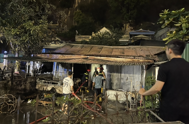 Quảng Ninh: Bà hỏa ghé thăm quán cafe giữa đêm