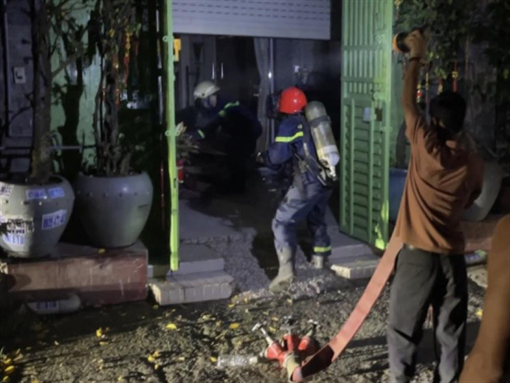 Lực lượng Cảnh sát phòng cháy, chữa cháy và cứu nạn, cứu hộ dập tắt kịp thời ngọn lửa trước khi lửa lan sang các nhà dân lân cận.