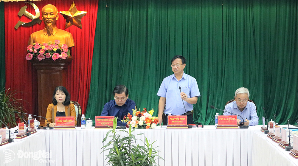 Ông Cao Tiến Dũng - Chủ tịch UBND tỉnh phát biểu tại cuộc họp.