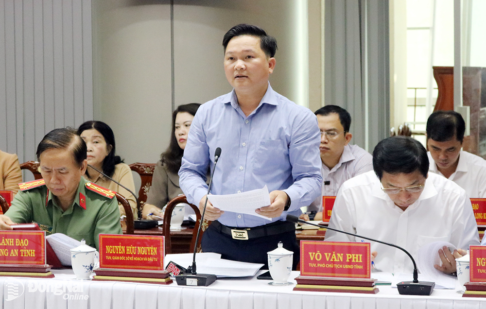 Ông Nguyễn Hữu Nguyên - Giám đốc Sở KHĐT  báo cáo về tình hình kinh tế, xã hội.
