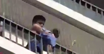 Kịp thời cứu bé trai có ý định tự tử trên tầng cao chung cư Sky Center