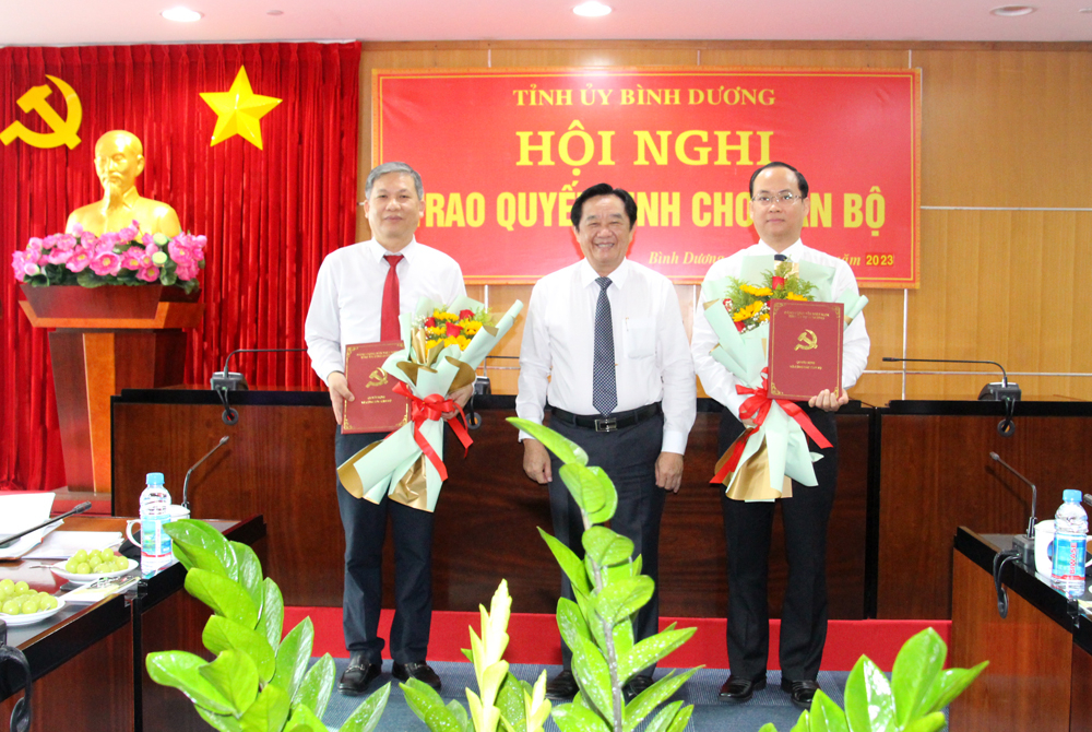 Ông Nguyễn Hoàng Thao - Phó Bí thư Thường trực Tỉnh ủy trao Quyết định và tặng hoa cho các cán bộ được bổ nhiệm.