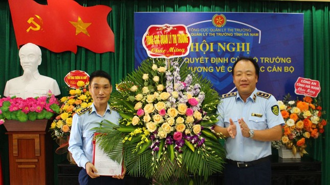 Bổ nhiệm ông Nguyễn Anh Tuấn làm Cục trưởng Cục Quản lý thị trường tỉnh Hà Nam. Ảnh: Báo Hà Nam.