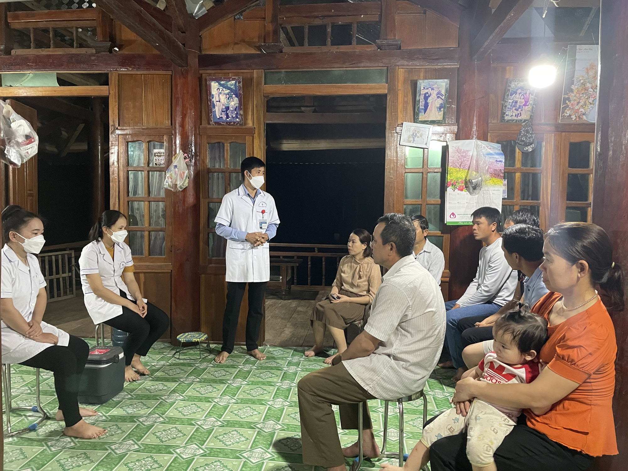 Cán bộ y tế xã Nà Hỳ, huyện Nậm Pồ (Điện Biên) tuyên truyền đến người dân cách phòng bệnh bạch hầu.. Ảnh Sở y tế tỉnh Điện Biên