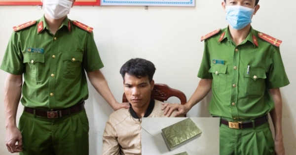Vận chuyển 2 bánh Heroin từ Lào về Việt Nam để nhận 500 USD tiền công