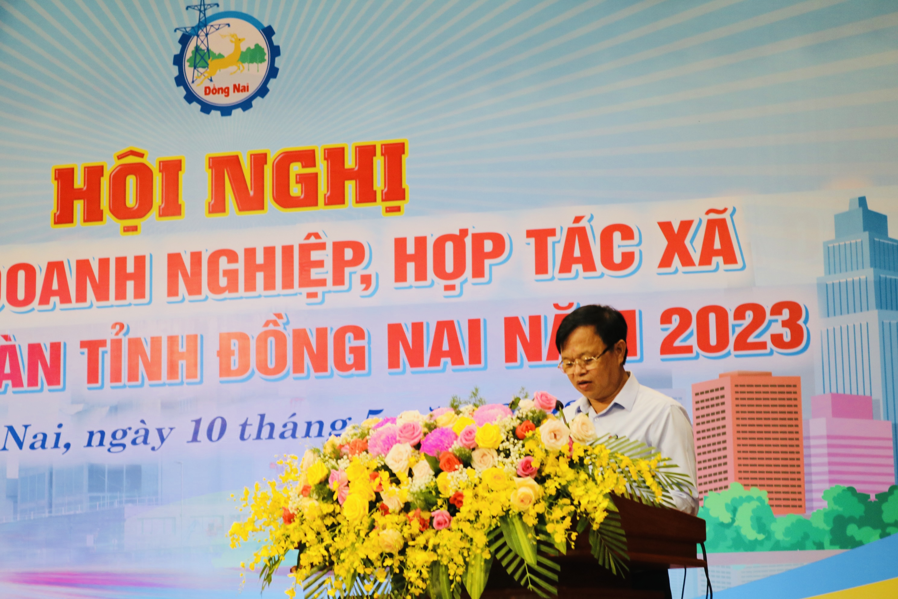 Chủ tịch UBND tỉnh Cao Tiến Dũng phát biểu bế tại hội nghị.