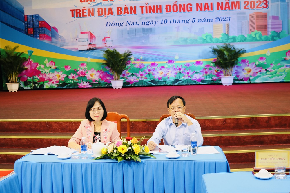 Chủ tịch UBND tỉnh Cao Tiến Dũng và Phó chủ tịch UBND tỉnh Nguyễn Thị Hoàng điều hành phần thảo luận cùng doanh nghiệp.