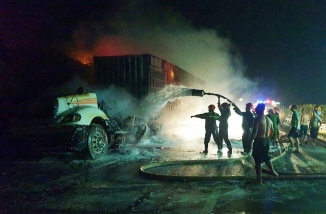 Xe đầu kéo bốc cháy ngùn ngụt trên cao tốc Nội Bài - Lào Cai