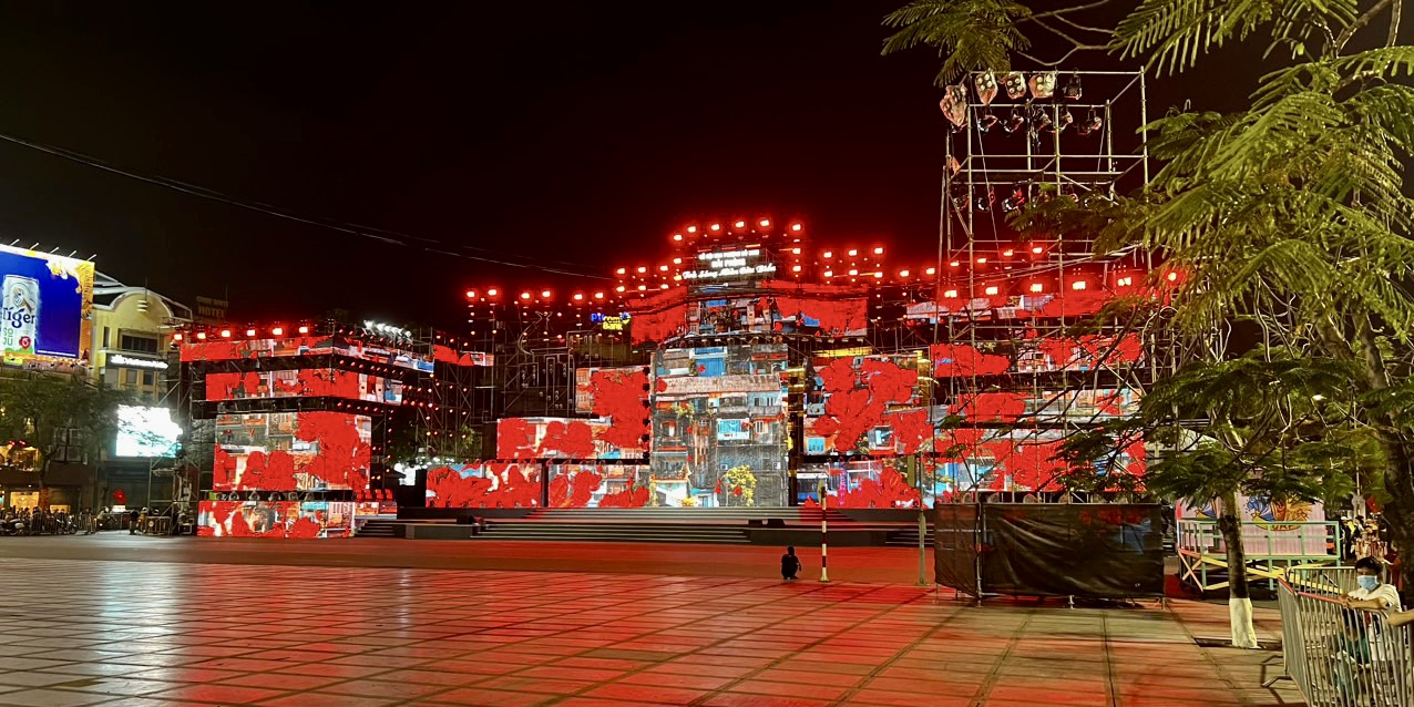 Sân khấu chương trình được sử dụng nhiều khối màn hình lớn để tạo hiệu ứng thị giác choáng ngợp, tôn vinh vẻ đẹp thành phố Cảng.