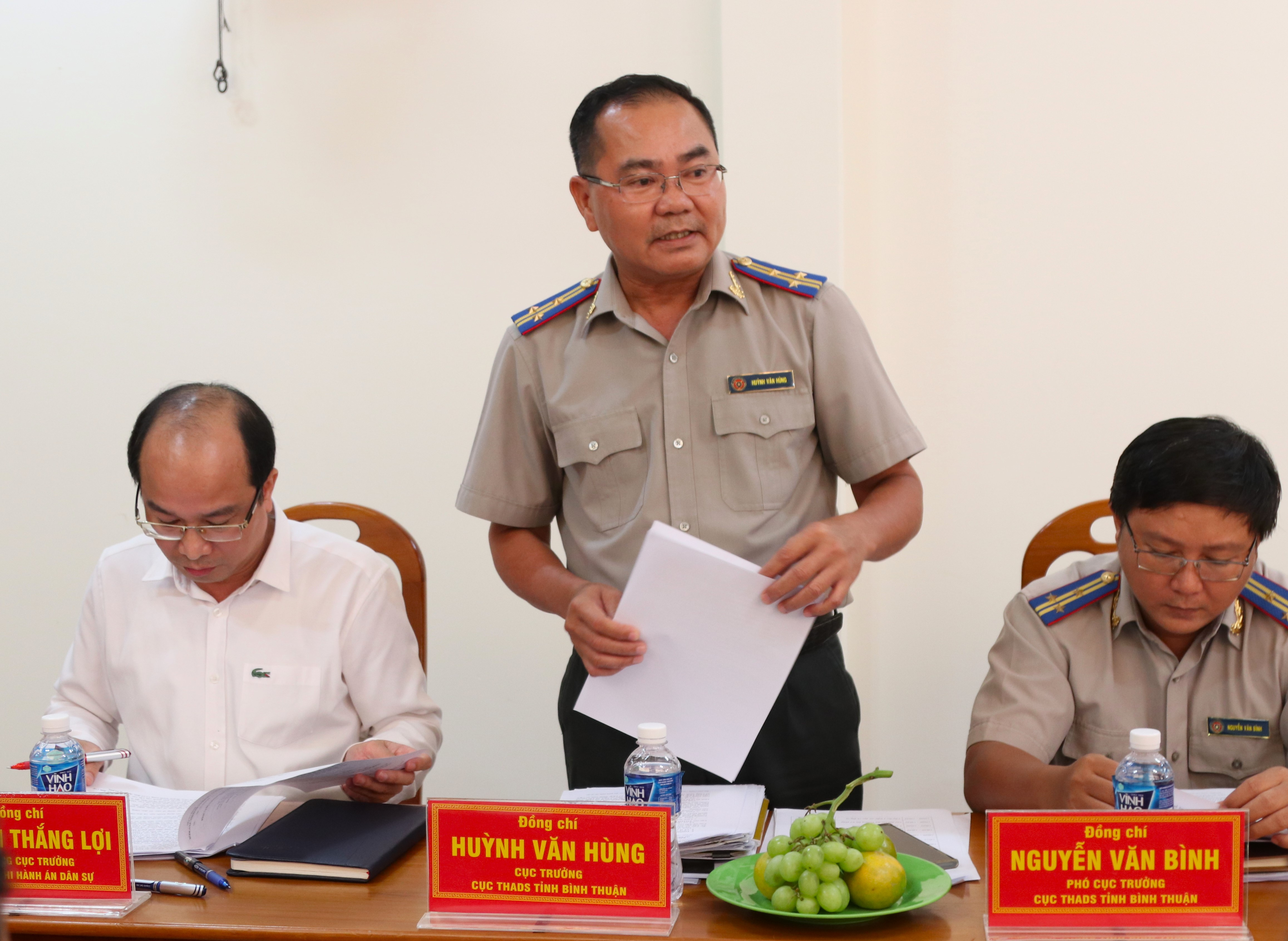 Cục trưởng Cục THADS Bình Thuận báo cáo với đoàn công tác của Bộ Tư pháp.