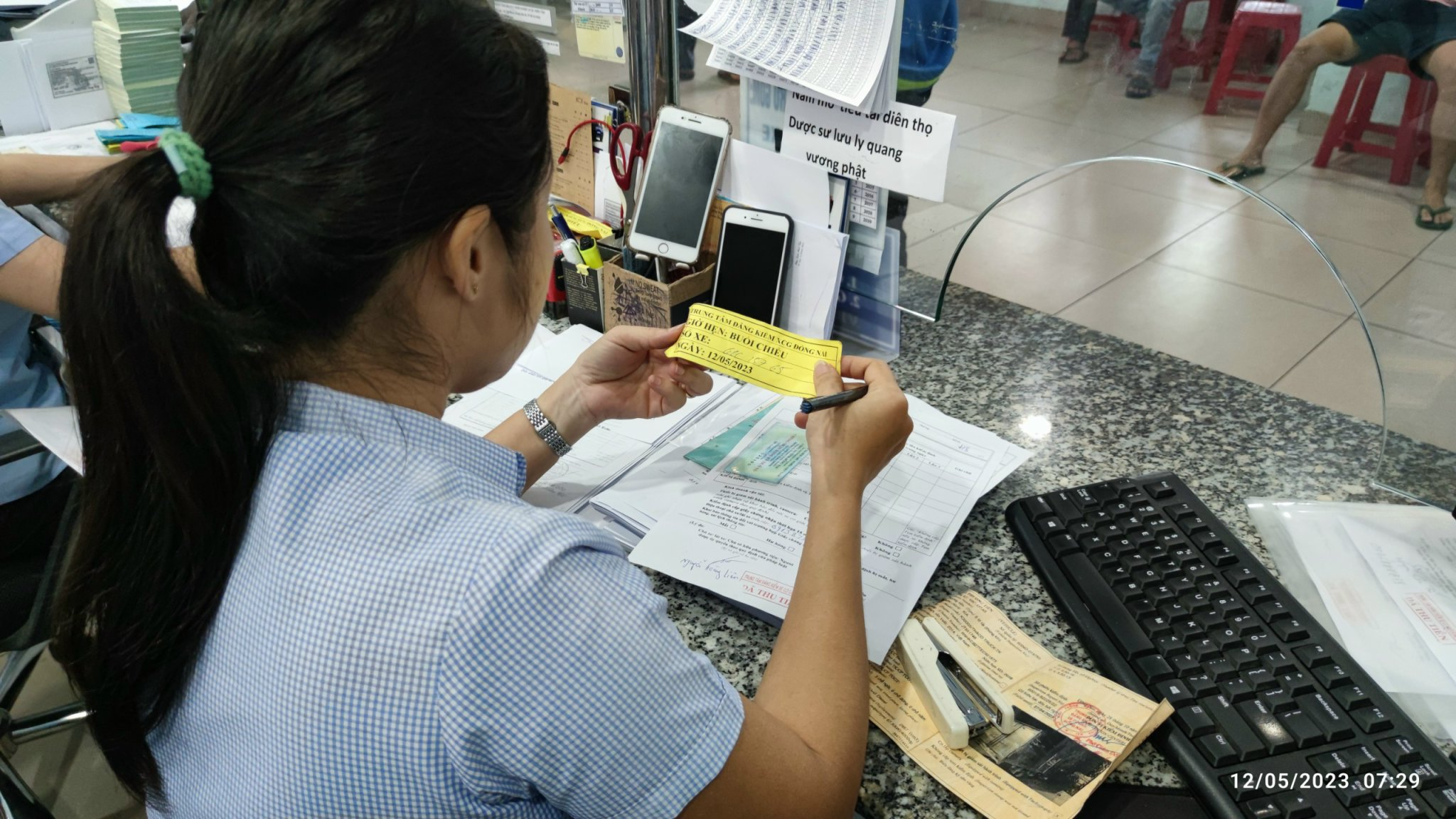 Nhân viên tiếp nhận hồ sơ tại trung tâm đăng kiểm phát hiện phiếu hẹn nghi vấn làm giả.