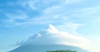 Đám mây hình đĩa bay một lần nữa xuất hiện ở núi Bà Đen