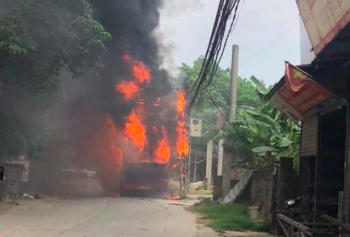 Hà Nội: Xe bus bốc cháy dữ dội, hành khách hoảng loạn tháo chạy