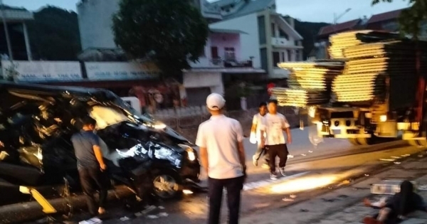 Quảng Ninh: Va chạm giao thông giữa xe tải và xe khách khiến 3 người nhập viện
