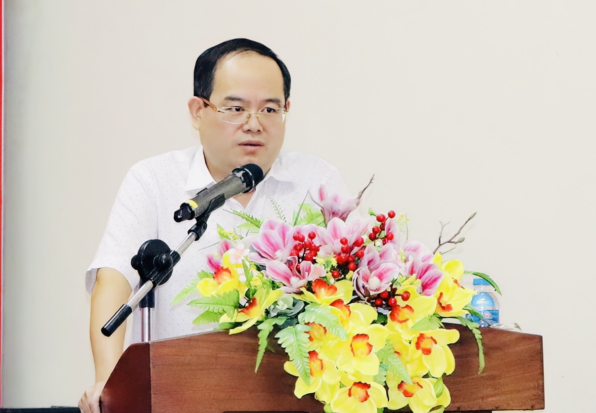 Phó bí thư Tỉnh ủy, Trưởng đoàn ĐBQH tỉnh Đồng Nai phát biểu tại hội nghị. (Ảnh: Báo Đồng Nai