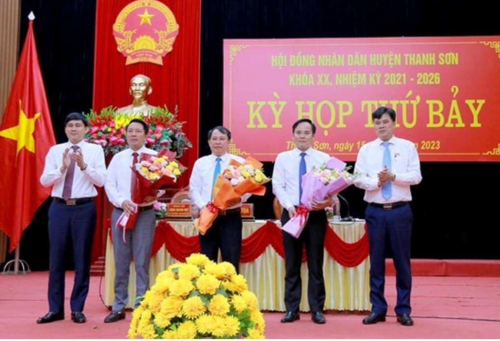 Lãnh đạo huyện Thanh Sơn tặng hoa chúc mừng các đồng chí được tín nhiệm, bầu giữ các chức vụ tại HĐND, UBND huyện Thanh Sơn